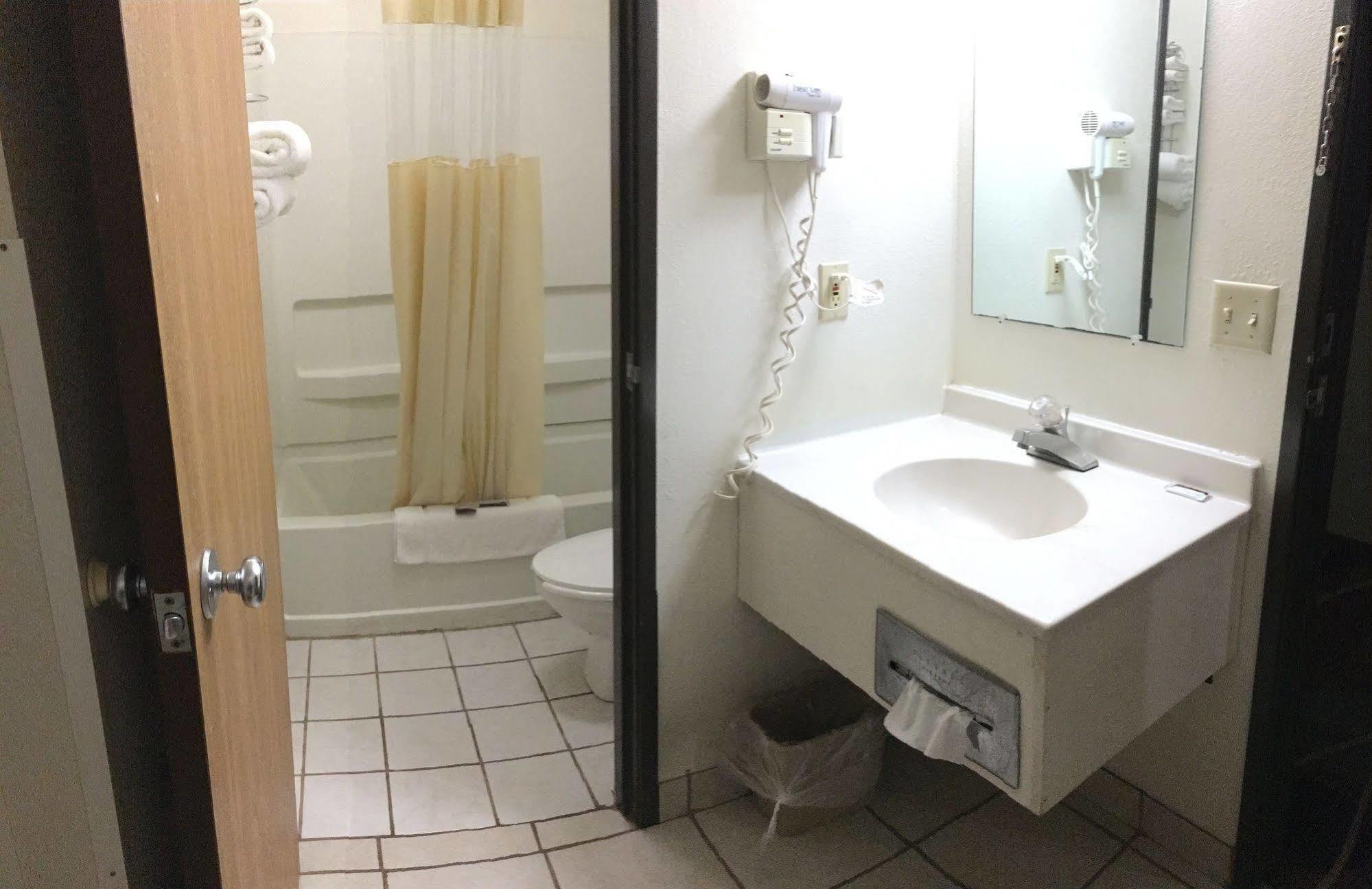 Anderson Chesterfield Travel Inn Daleville Esterno foto
